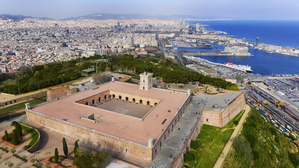 Montjuic Kalesi